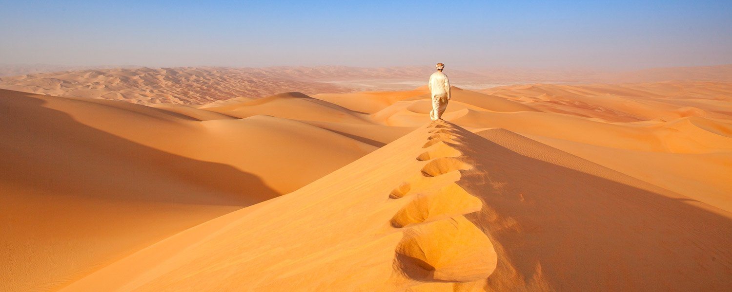 Désert avec randonneur en Arabie Saoudite