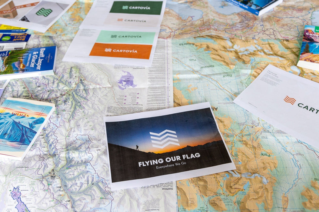 Nouveaux logos Cartovia sur des cartes et guides de voyage