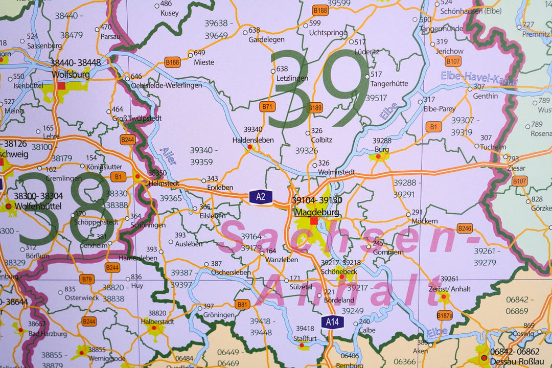 Carte murale plastifiée (en allemand) - Allemagne, avec codes postaux (100 x 140 cm) + baguettes métalliques | GeoMetro carte murale petit tube taux réduit GeoMetro 