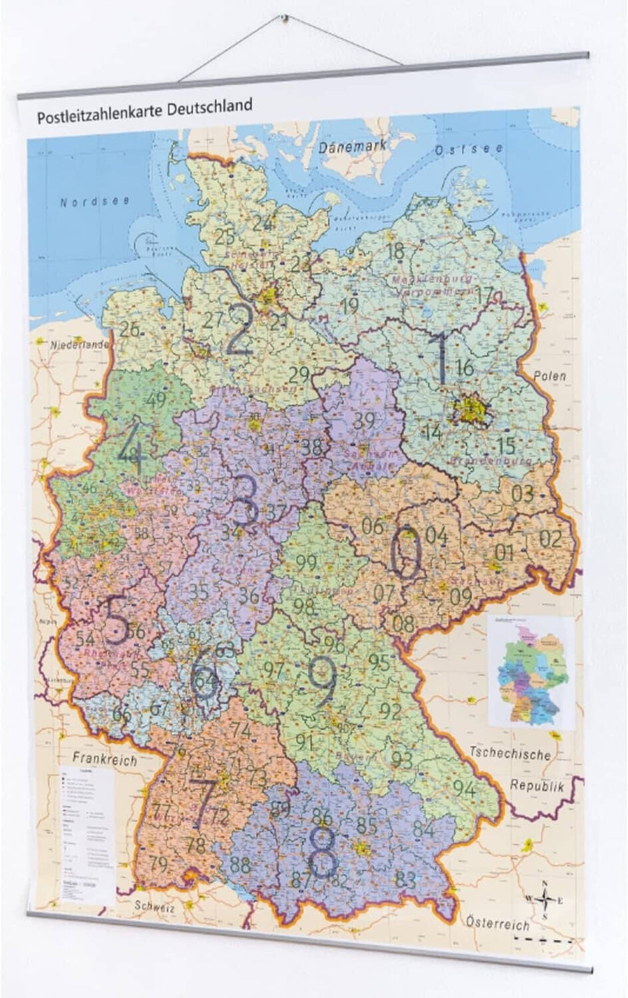 Carte murale plastifiée (en allemand) - Allemagne, avec codes postaux (100 x 140 cm) + baguettes métalliques | GeoMetro carte murale petit tube taux réduit GeoMetro 